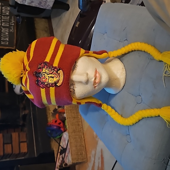 🌟3/$25🌟 Official Harry Potter Red/Yellow Gryffindor Woman's Winter Hat - Picture 3 of 6